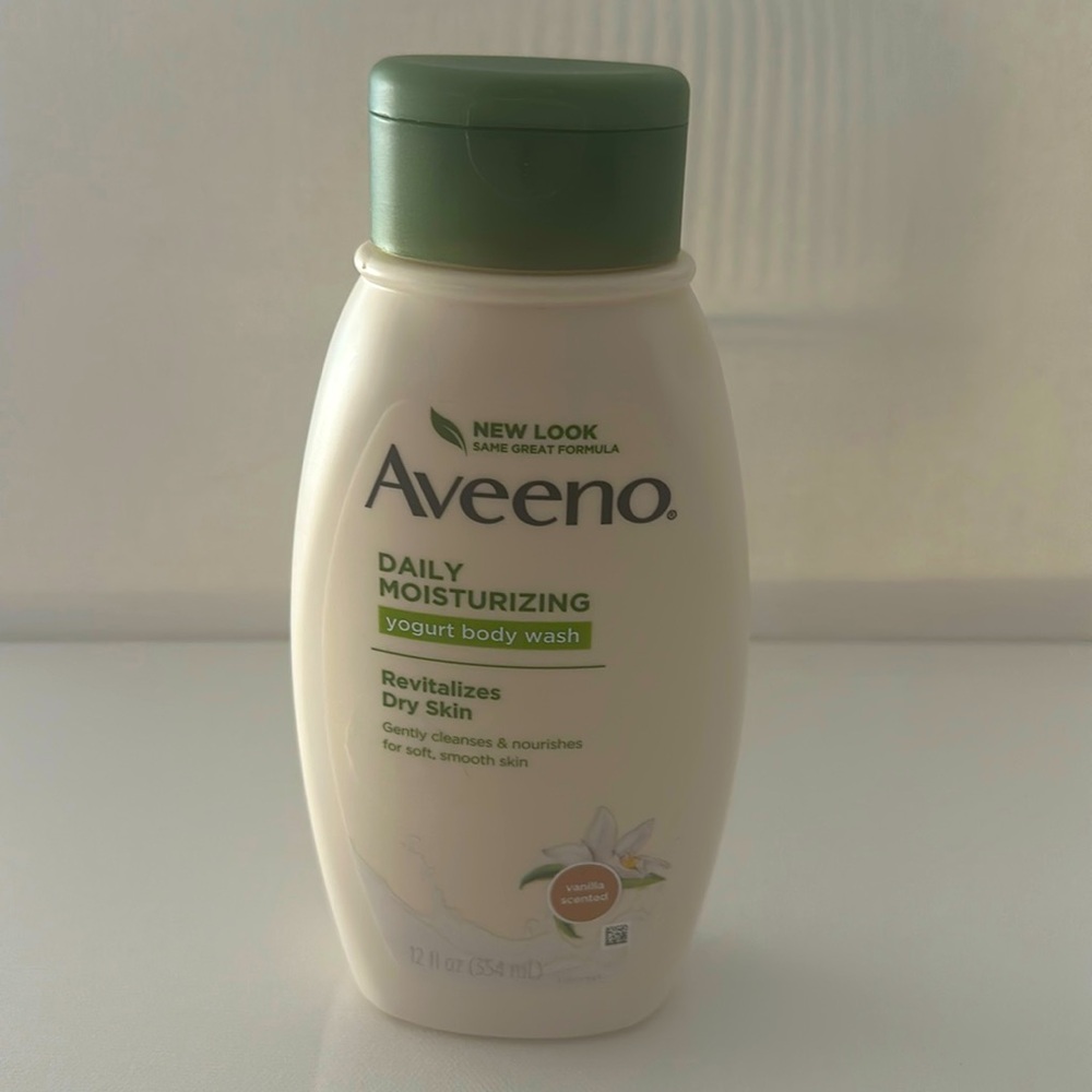 AVEENO Daily Moisturizing Yogurt Body Wash for dry skin in 12 fl. oz.